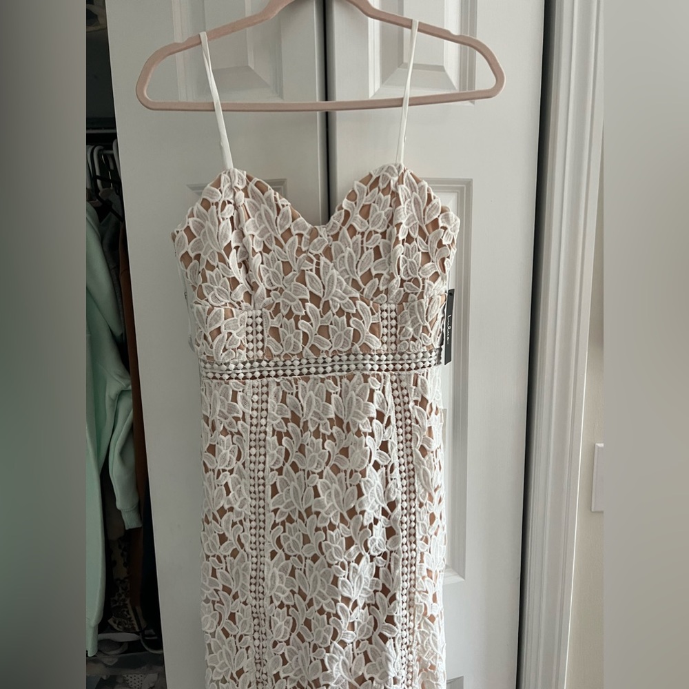 Lulus mid-dress, size: Medium, never worn, tags on it, zipper in back
